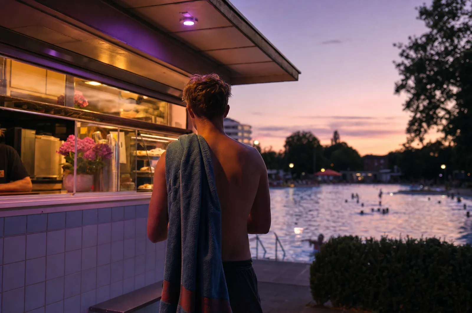Freibad-Kiosk im Spätsommer, zwei Menschen in Rückenansicht im goldenen Abendlicht